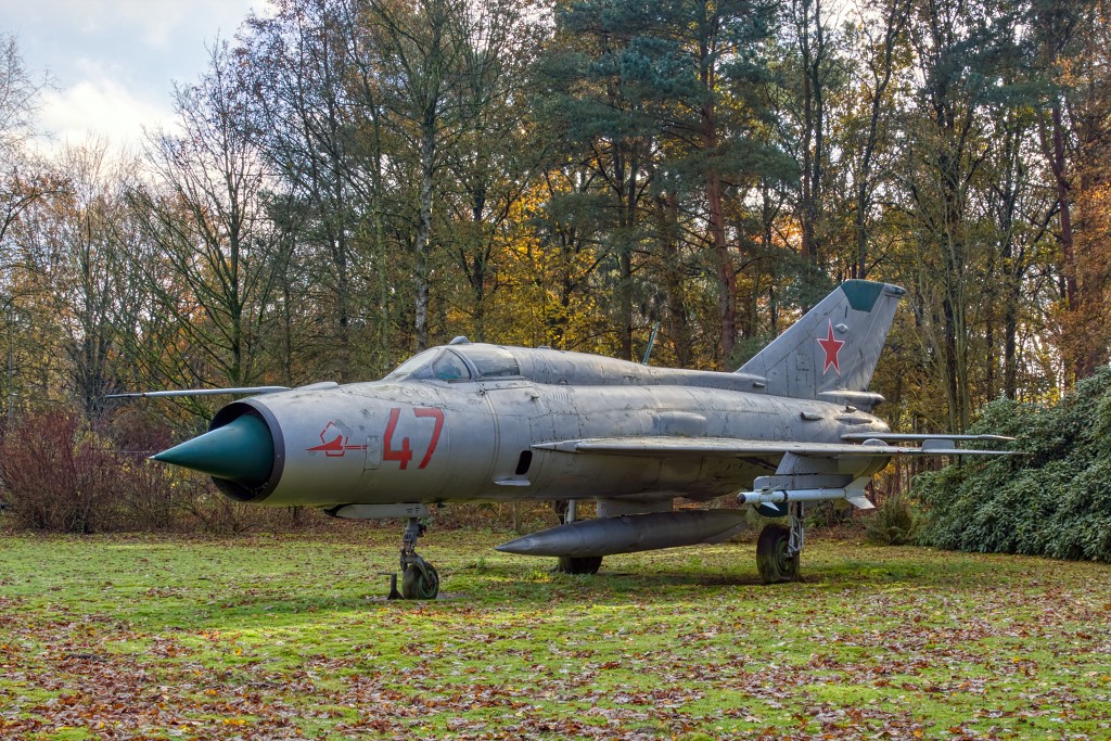 HDR urbex lost tank tanks truck trucks spitfire mig decay airplane abandoned abandonne vervallen verlaten military militair